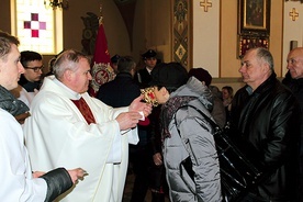 Po Eucharystii relikwie męczennika podawał do ucałowania ks. Roman Kuna.