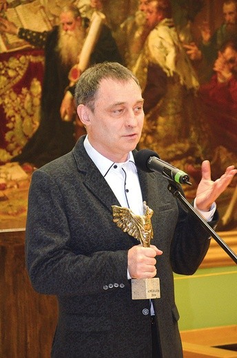 Robert Grudzień  ze statuetką Angelus.