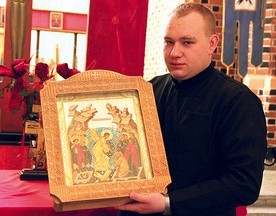 Ks. Jan Jadłowski z ikoną Zstąpienia do Otchłani.