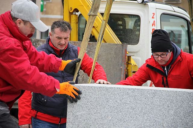 Instalacja figury św. Michała na lubińskim rynku