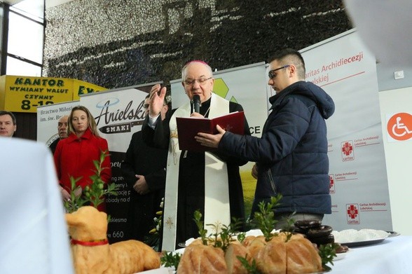 W śniadaniu na dworcu uczestniczył abp Stanisław Budzik.