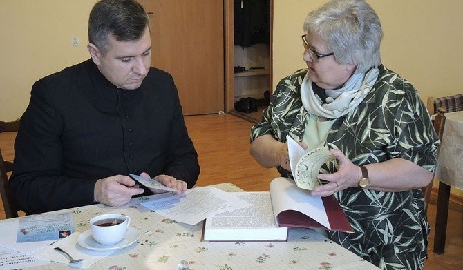 Ks. Krzysztof Rębisz i Jadwiga Mikuła, czuwający nad Apostolatem Margaretka w diecezji bielsko-żywieckiej