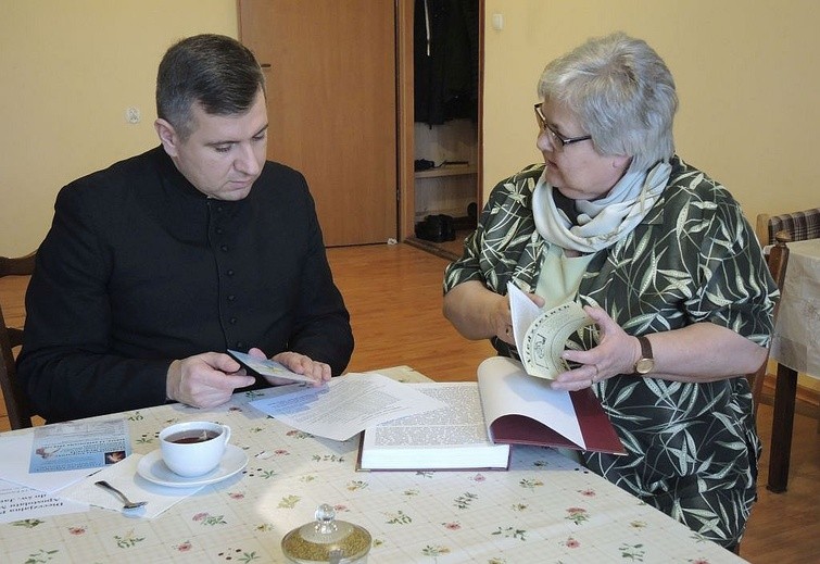 Ks. Krzysztof Rębisz i Jadwiga Mikuła, czuwający nad Apostolatem Margaretka w diecezji bielsko-żywieckiej