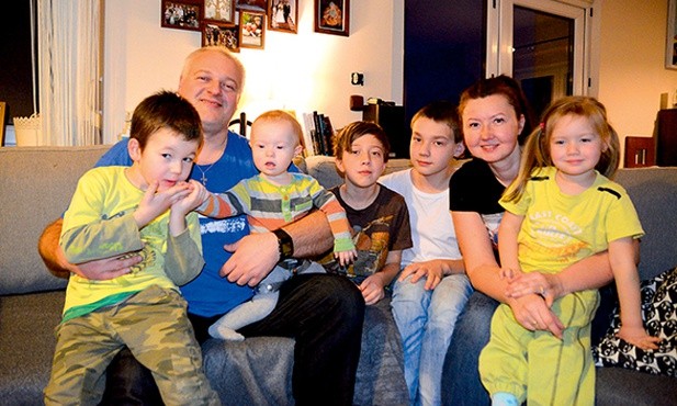 Na rodzinnej kanapie Andrzej i Ewa z Kubą, Adasiem, Mikołajem, Martynką i Tobiaszem