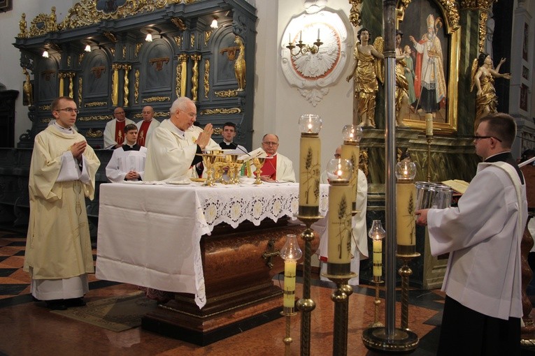 Bp Andrzej F. Dziuba błogosławi olej chorych