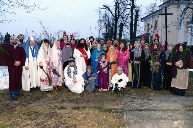 W pasyjnym przedstawieniu grają parafianie z podradomskiej parafii Lisów