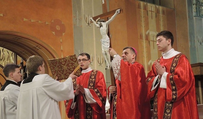 Krzyż stanął w centrum liturgii w Wielki Piątek