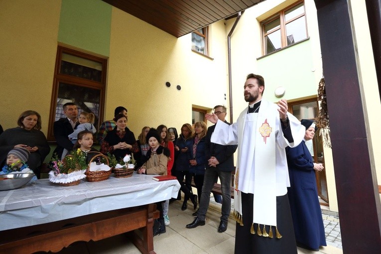 Triduum Paschalne w Bystrej - kolorowe pisanki i święconka