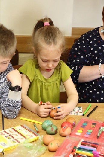 Triduum Paschalne w Bystrej - kolorowe pisanki i święconka