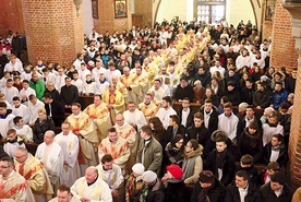 W katedrze pw. św. Mikołaja zgromadzili się księża diecezjalni  oraz kapłani z zakonów, zgromadzeń i stowarzyszeń.
