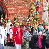 Wszystkie konkursowe palmy wzięły również udział w procesji przed Mszą Świętą.