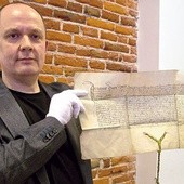 ▼	Krzysztof Laszkiewicz z Głowna prezentuje cenne znalezisko. 