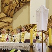 Wśród dostojnych jubilatów znaleźli się biskupi seniorzy: Adam Dyczkowski i Paweł Socha.