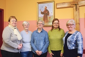 Na zdjęciu od lewej: Zofia Babiaczyk, Kazimiera Grygorcewicz, Stanisława Zdanowicz, Teresa Bażant, Krystyna Piątek.  To tylko część wolontariuszek PZC.
