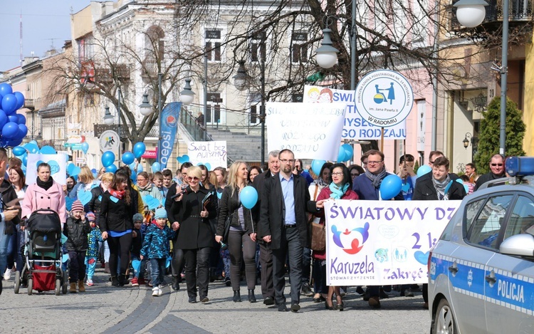 Niebieski korowód przeszedł do parku im. T. Kościuszki