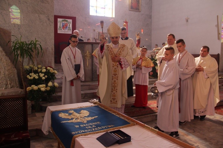 Na zakończenie Mszy św. sztandar został poświęcony