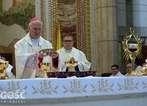 Biskup przewodniczył Mszy św. przy relikwiach krwi św. Jana Pawła II.