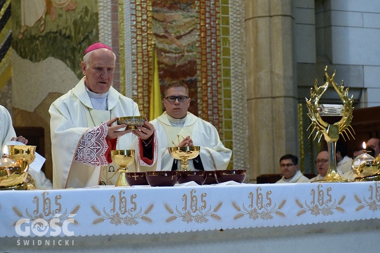 Biskup przewodniczył Mszy św. przy relikwiach krwi św. Jana Pawła II.