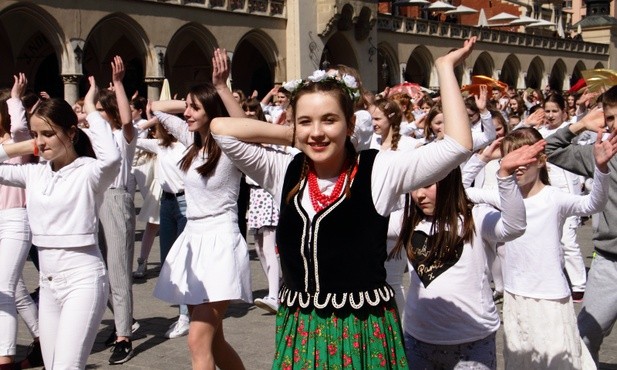450 osób zatańczylo na krakowskim Rynku, zapraszając do Łagiewnik