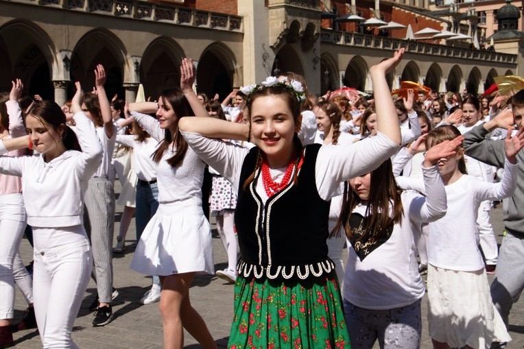 450 osób zatańczylo na krakowskim Rynku, zapraszając do Łagiewnik