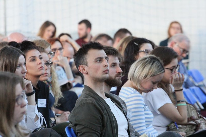 Rekolekcje halowe prowadzone przez ks. Krzysztofa Kralkę