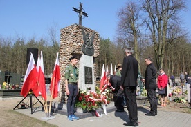 Pod pomnikiem ofiar zbrodni katyńskiej delegacje złożyły kwiaty