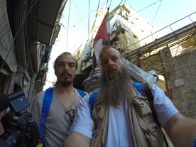 Michał (z lewej) z ks. Romanem Sikoniem w Aleppo
