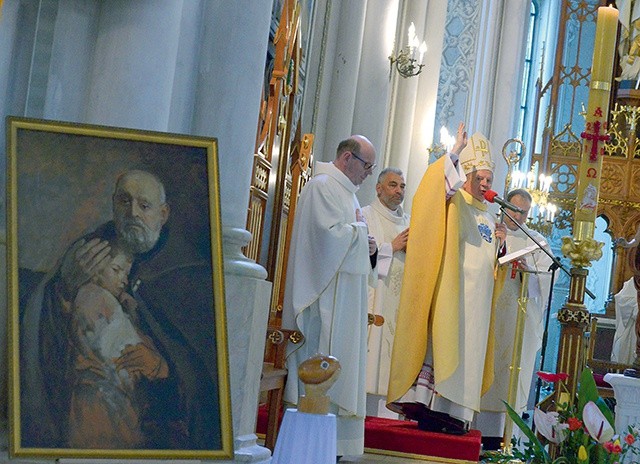 Na pełnienie dobrych dzieł pobłogosławił bp Tomasik. Obok obrazu relikwiarz w kształcie dłoni z bochenkiem chleba.