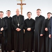 Grupowe pamiątkowe zdjęcie. Od lewej: ks. Bartłomiej Łuczak, ks. Paweł Kilimnik, ks. Rafał Zaleski, bp Ignacy Dec, ks. Michał Buraczewski, ks. Tomasz Gwizdek, ks. Krzysztof Mielnik i ks. Arkadiusz Harbar.