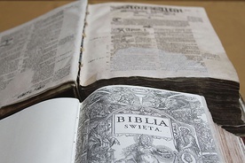 ▲	Wśród skarbów książnicy seminaryjnej są m.in. Biblia w tłumaczeniu ks. Jakuba Wujka (na dole) i Biblia brzeska.