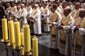 – Kapłani są jak świeca, a modlitwy świeckich jak osłona, która chroni ich przed złem – mówi ks. Bogusław Nagel.