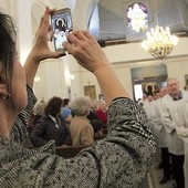 W procesji cudowny obraz uroczyście wniesiono do ząbkowskiej świątyni.