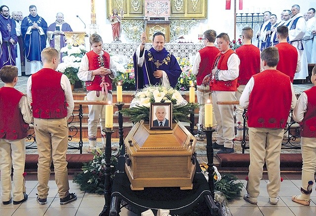 ▲	Koniaków dziękował swojemu pierwszemu nadzwyczajnemu szafarzowi Eucharystii.