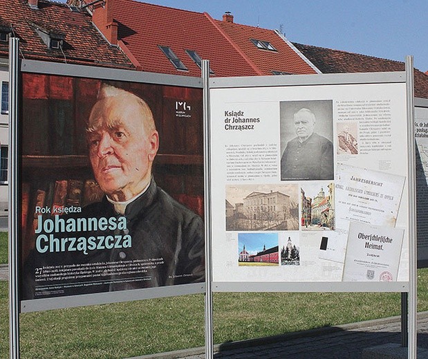 Wystawa przed ratuszem w Pyskowicach w Roku ks. Johannesa Chrząszcza.