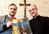 Michał Michalik i ks. Marcin Paś z plakatem Festiwalu Życia.