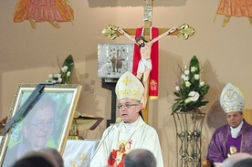Biskup Wiesław Lechowicz wygłasza homilię.