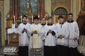 ks. Julian Nastałek wraz z Służbą Liturgiczną