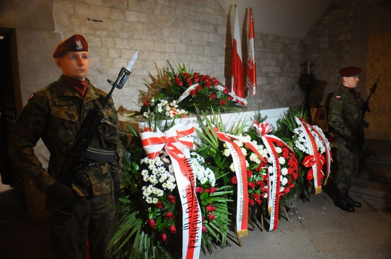 Andrzej Duda złożył kwiaty na grobie Lecha i Marii Kaczyńskich
