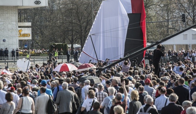 Pomnik Smoleński na razie bez krzyża