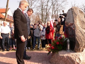 Krzysztof Jan Kaliński (po lewej) i Michał Trzoska oddają hołd ofiarom katastrofy