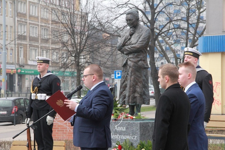 Uroczystości pod pomnikiem Anny Walentynowicz