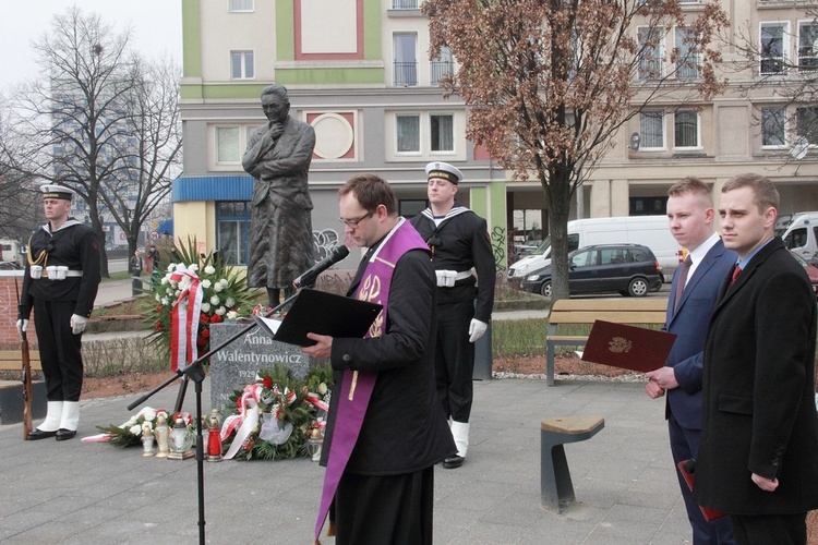 Uroczystości pod pomnikiem Anny Walentynowicz