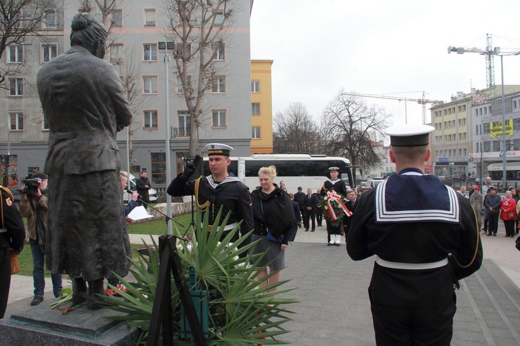 Uroczystości pod pomnikiem Anny Walentynowicz