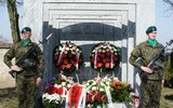 Wartę honorową przy grobie Janiny Fetlińskiej zaciągnęli żołnierze z jednostki wojskowej w Przasnyszu