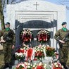 Wartę honorową przy grobie Janiny Fetlińskiej zaciągnęli żołnierze z jednostki wojskowej w Przasnyszu