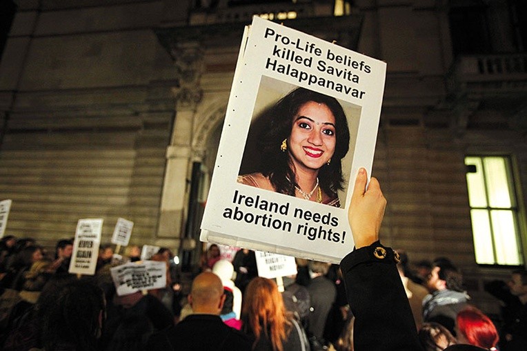 Śmierć Savity Halappanavar, imigrantki z Indii, stała się argumentem używanym przez demonstrantów domagających się legalizacji aborcji.