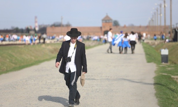 Żywi wołają w Auschwitz: Nigdy więcej!