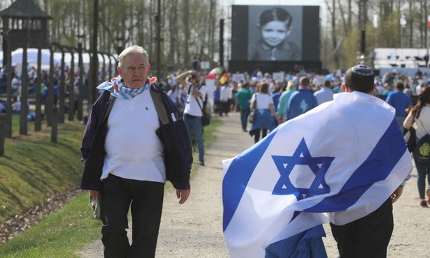 Żywi wołają w Auschwitz: Nigdy więcej!