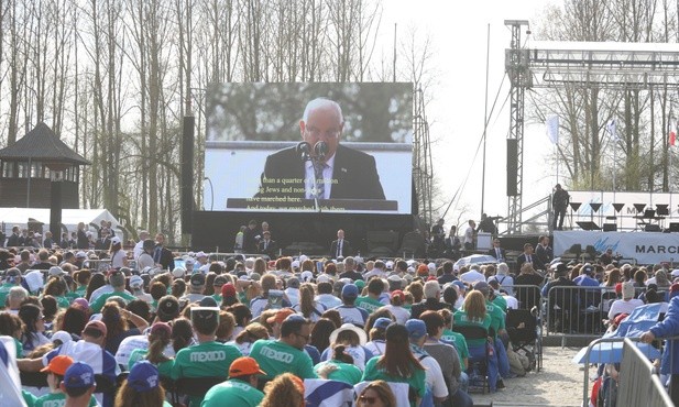 Żywi wołają w Auschwitz: Nigdy więcej!