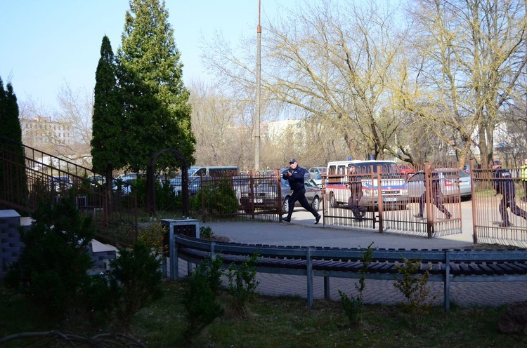 Trening antyterrorystyczny w liceum w Słupsku